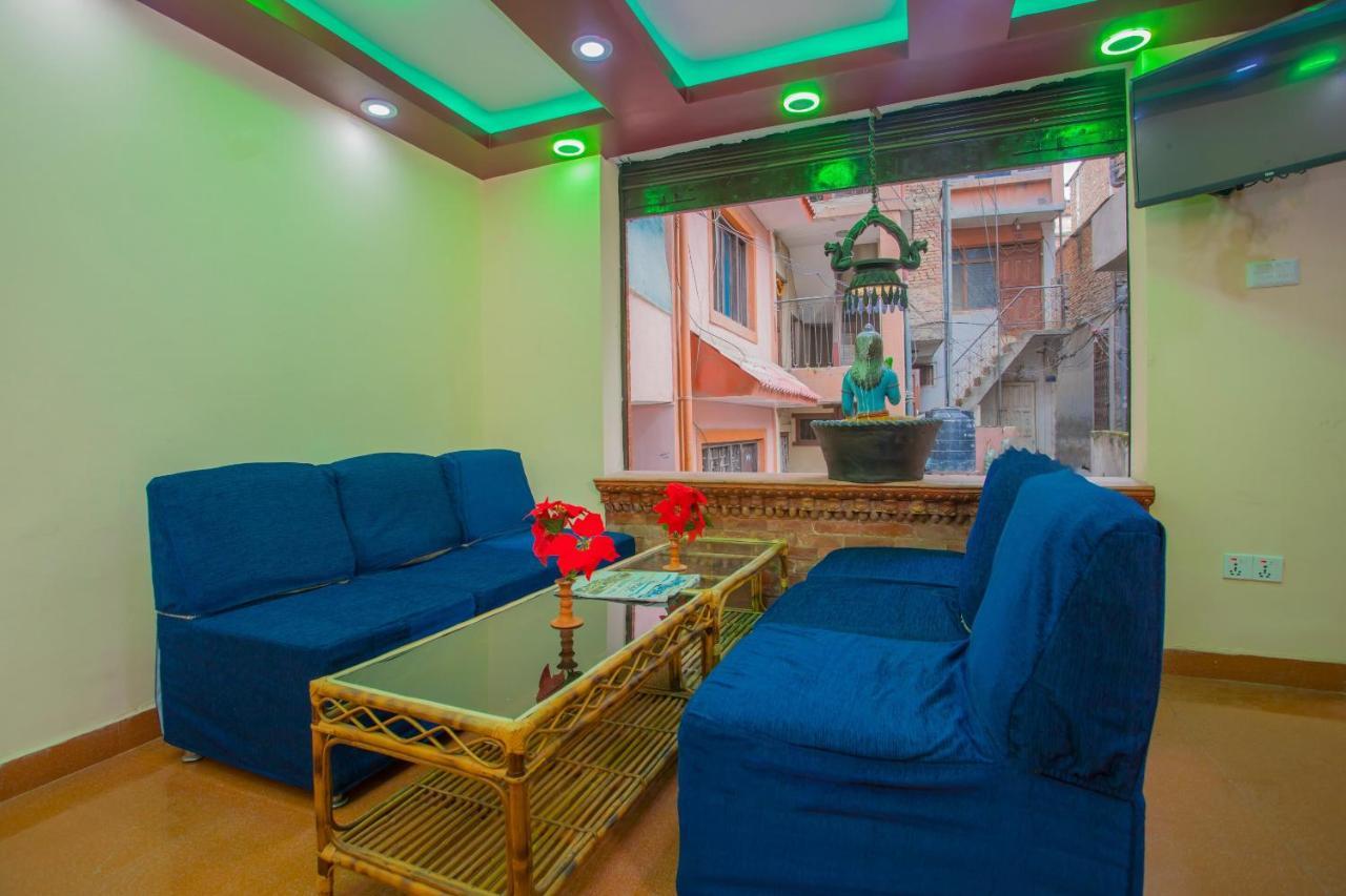 Oyo Hotel Antique Kutty Катманду Екстериор снимка