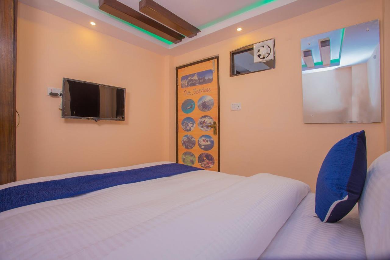 Oyo Hotel Antique Kutty Катманду Екстериор снимка